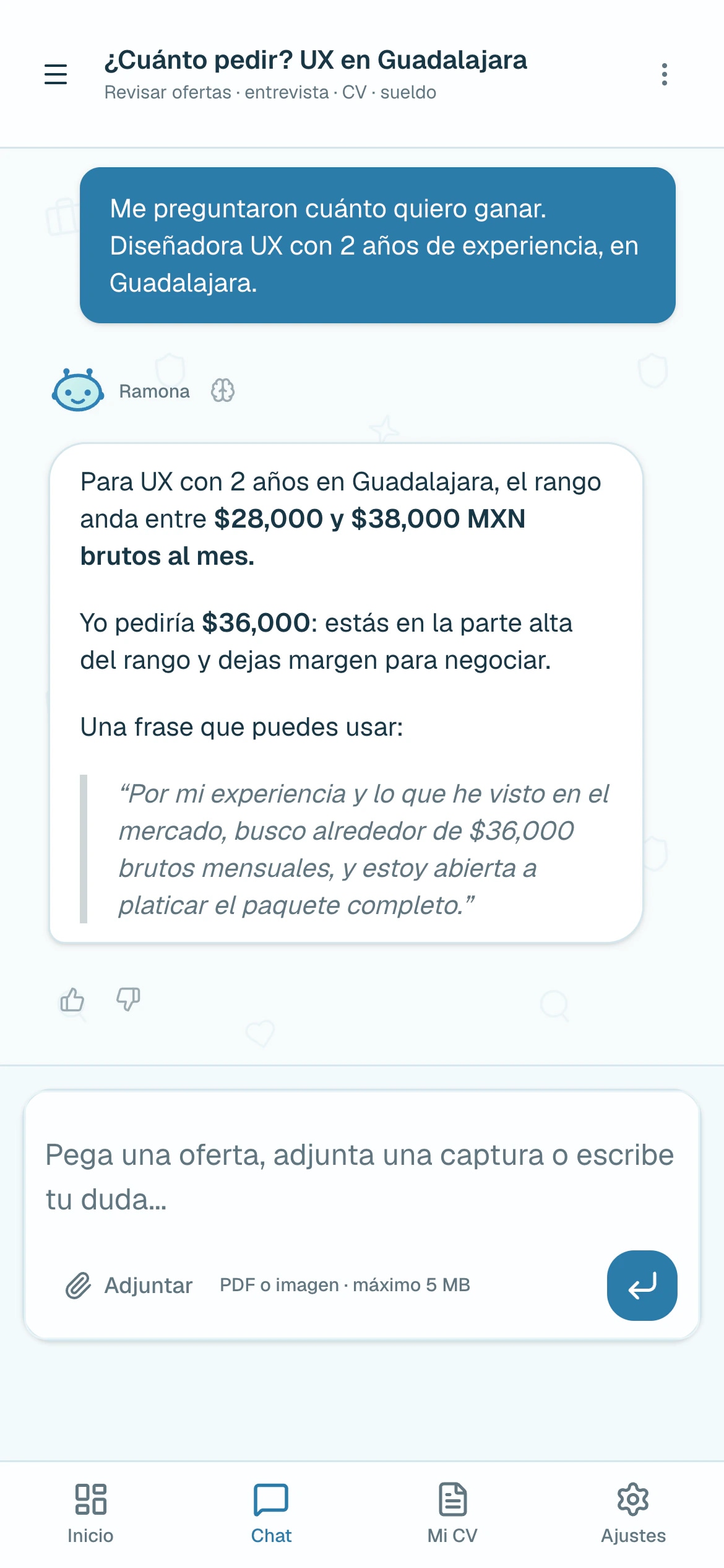 Ramona en el celular recomendando un sueldo de $36,000 MXN para una diseñadora UX en Guadalajara.
